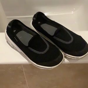 Skechers black size 7